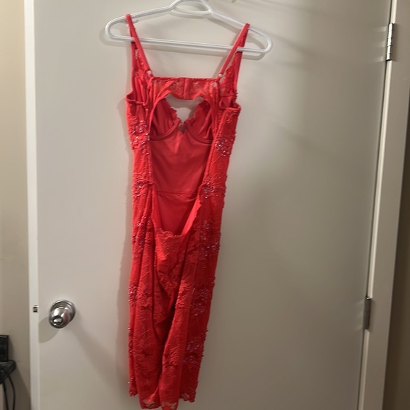 Backless dress - Picture 2 of 3